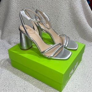 Sam Edelman “Kia” Color: Silver Size: 9.5 leather